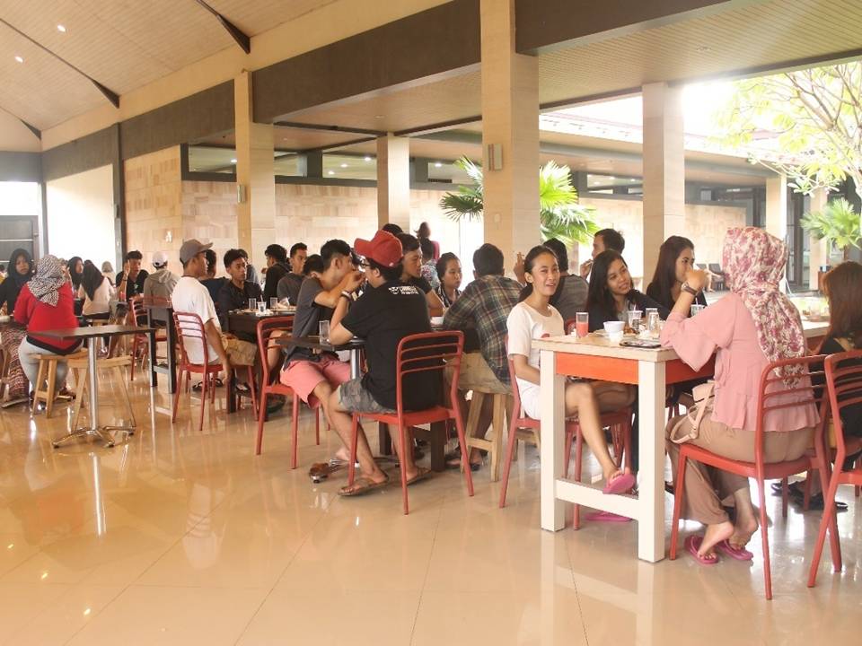 Hari 4 - Makan siang di Rumah Makan Lombok